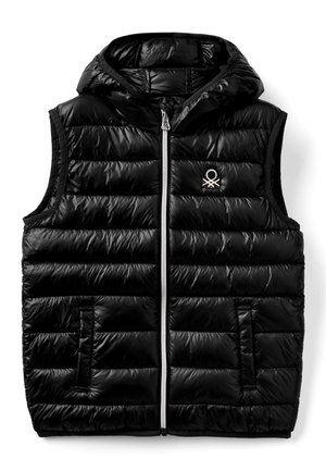 Gilet senza maniche imbottito nero con cappuccio, zip frontale, due tasche e piccolo logo bianco ricamato sul petto.
