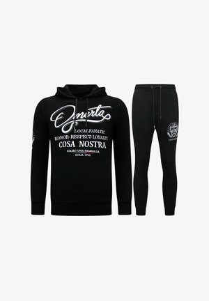 Zwarte hoodie en bijpassende joggers van een katoenmix. Bevat witte grafische tekst en logo's. De capuchon heeft een trekkoord; de joggers hebben zijzakken.