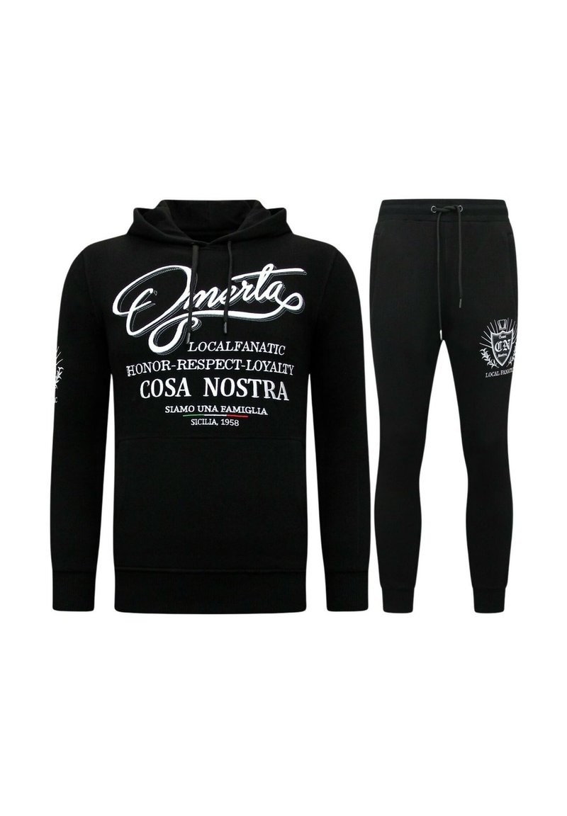 Zwarte hoodie en bijpassende joggers van een katoenmix. Bevat witte grafische tekst en logo's. De capuchon heeft een trekkoord; de joggers hebben zijzakken.