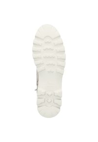 Suela de goma blanca con profundas estrías y una superficie texturizada. Presenta patrones geométricos para un mejor agarre, con el logo de la marca en relieve.