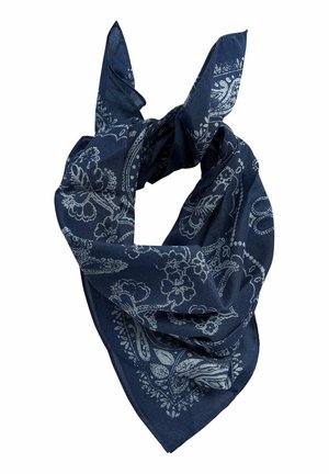 Marineblauwe bandana met witte paisley- en bloemenpatronen, losjes in een knoop gebonden, met zichtbare textuur van de stoffen plooien en randen.