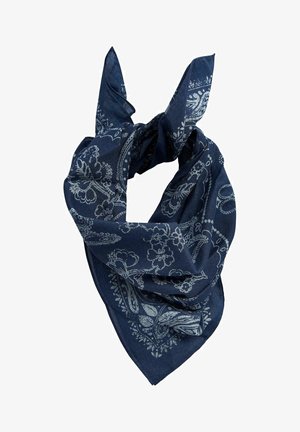 Granatowa bandana z białymi wzorami paisley i kwiatowymi, luźno zawiązana na supeł, ukazująca fakturę fałd i krawędzi tkaniny.