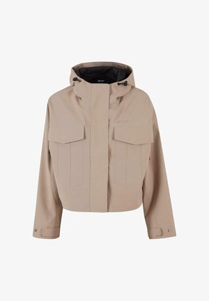 Jachetă scurtă bej cu glugă, buzunare frontale cu clapetă, fermoar ascuns cu clapă de protecție și manșete reglabile cu nasturi.
