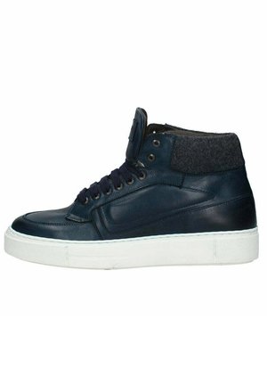 Sneaker alta in pelle blu navy con suola in gomma bianca, presenta accenti in tessuto grigio, occhielli in metallo e colletto imbottito.