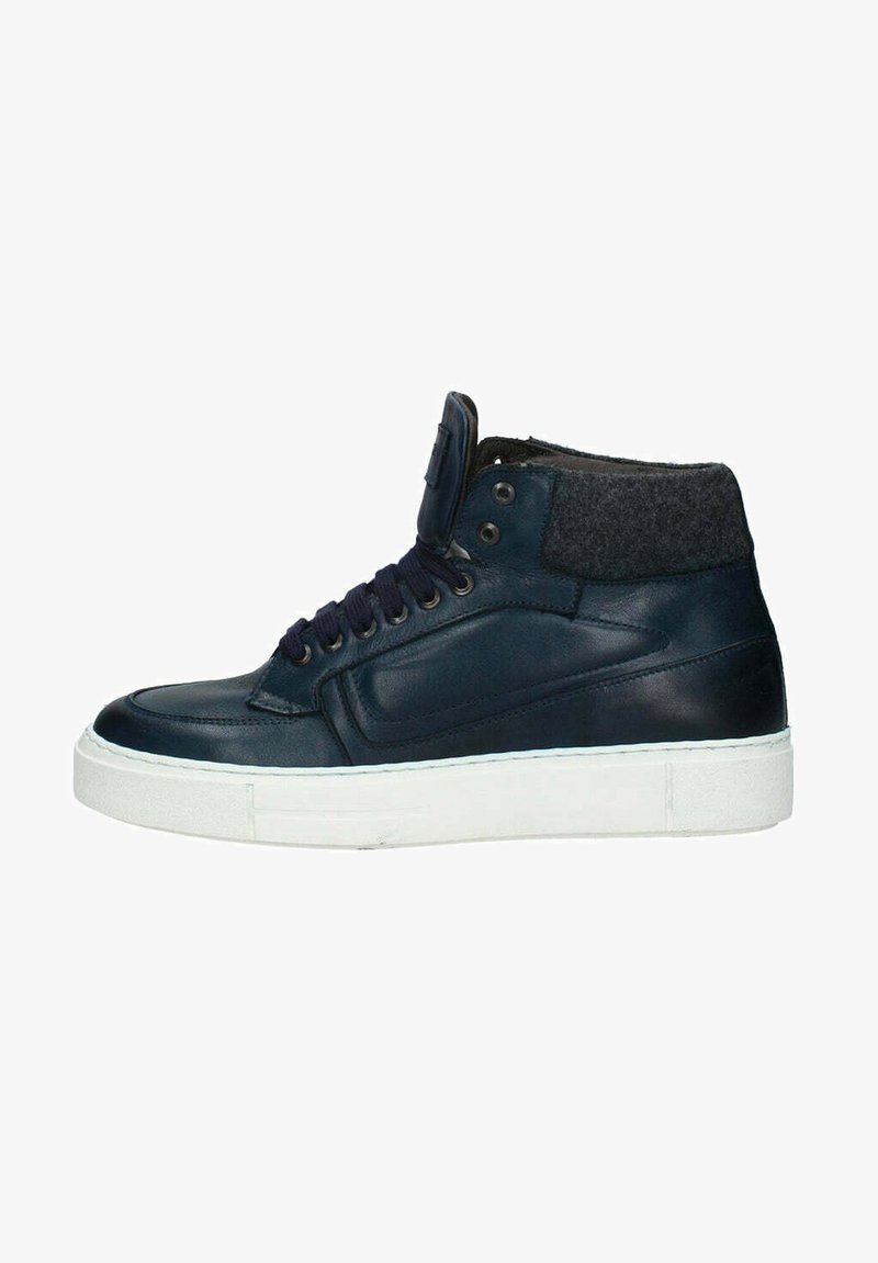 Sneaker alta in pelle blu navy con suola in gomma bianca, presenta accenti in tessuto grigio, occhielli in metallo e colletto imbottito.