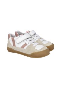 Zapatillas blancas y beige con acentos grises y una correa de velcro. Presenta una suela texturizada y detalles cosidos en la parte superior.