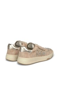 Beige suède sneakers met metallic gouden accenten, studded versieringen en een gestructureerde zool. Heeft een ronde neus en een gevoerde kraag.