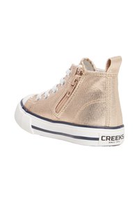 Goldene High-Top-Sneaker mit einer strukturierten metallischen Oberfläche, weißen Schnürsenkeln, seitlichem Reißverschluss und navy gestreifter Sohle. Branding auf der Ferse sichtbar.