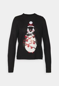Maglione nero con un design di pinguino ricamato, dettagli rossi, pancia bianca e un cappello rosso e bianco. Texture morbida, forma aderente.