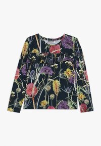 Halenka s dlouhými rukávy v námořnické modři s barevným květinovým potiskem a volánovými detaily. Vyrobena z měkké tkaniny, má kulatý výstřih a je možné ji prát v pračce.