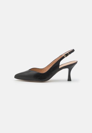 Czarny skórzany pantofel typu slingback z noskiem w szpic, niskim zakrzywionym obcasem i złotym paskiem z klamrą na białym tle.