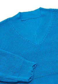 Blauer Strickpullover mit V-Ausschnitt, der über eine gerippte Textur und lange Ärmel verfügt. Der Stoff ist dick und weist ein einheitliches Muster auf.