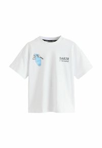 Balta Ted Baker T-krekls ar īsām piedurknēm, uz kuras kreisajā krūtī ir zīmējums ar atslēgām un zilu atslēgu birku, bet labajā krūtī ir uzraksts "BAKER BY TED BAKER".