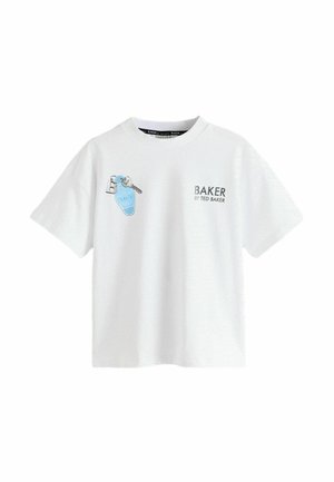 Biała koszulka Ted Baker z krótkim rękawem, z grafiką kluczy i niebieską zawieszką na klucz po lewej stronie klatki piersiowej oraz napisem "BAKER BY TED BAKER" po prawej stronie.