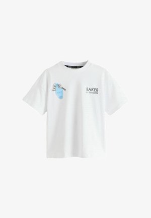 Weißes Ted Baker T-Shirt mit kurzen Ärmeln, das eine Grafik von Schlüsseln und einem blauen Schlüsselanhänger auf der linken Brust sowie den Text "BAKER BY TED BAKER" auf der rechten Brust zeigt.