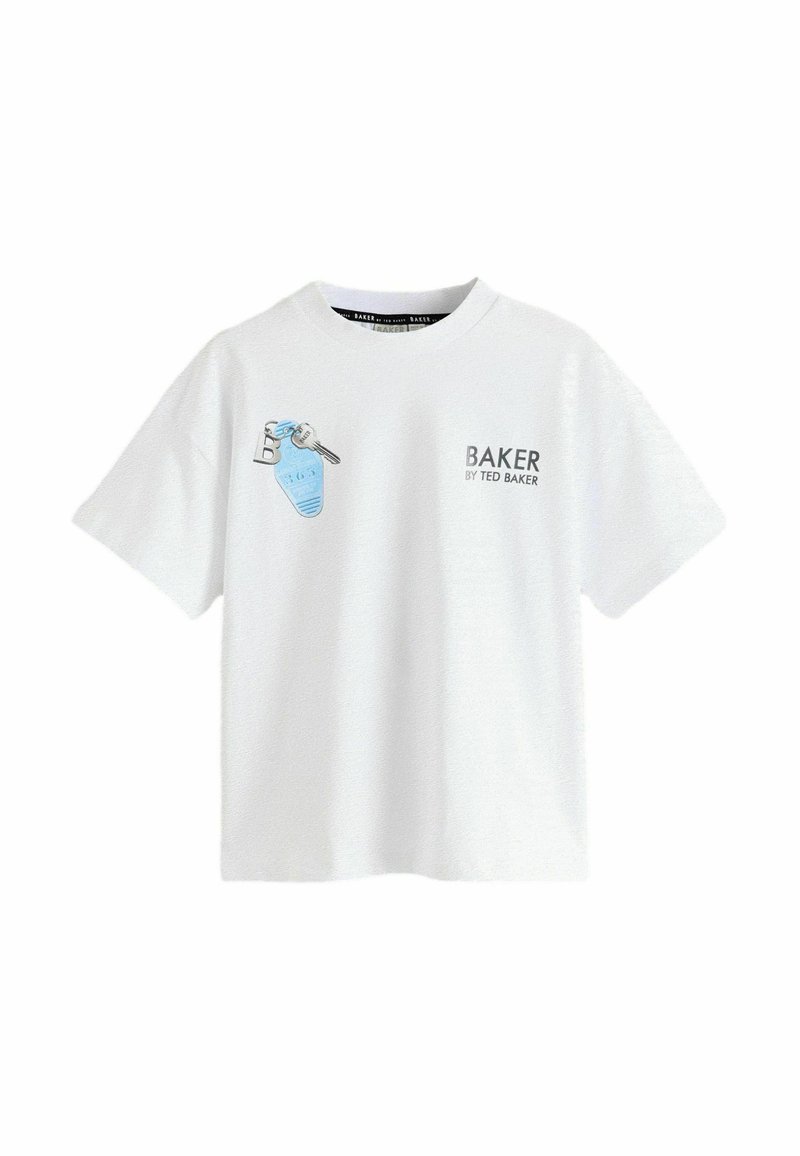 Balta Ted Baker T-krekls ar īsām piedurknēm, uz kuras kreisajā krūtī ir zīmējums ar atslēgām un zilu atslēgu birku, bet labajā krūtī ir uzraksts "BAKER BY TED BAKER".
