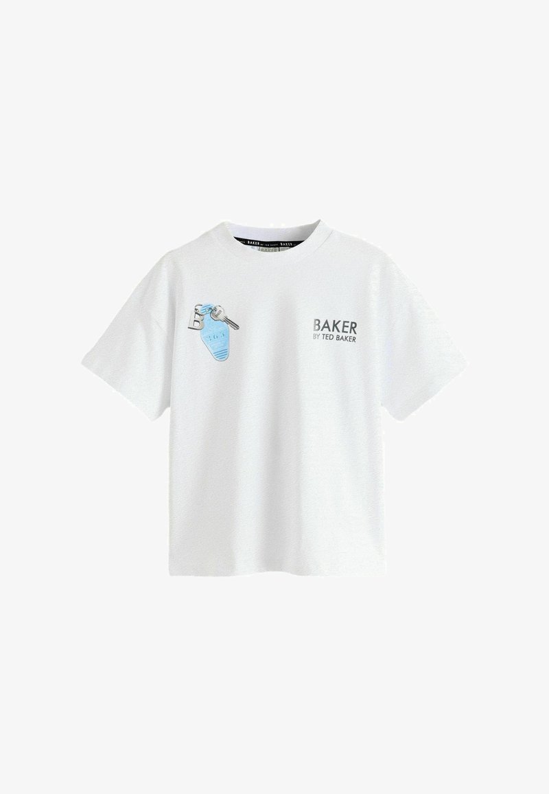 Hvid Ted Baker T-shirt med korte ærmer, der har et grafisk motiv af nøgler og et blåt nøglemærke på venstre bryst samt teksten "BAKER BY TED BAKER" på højre bryst.