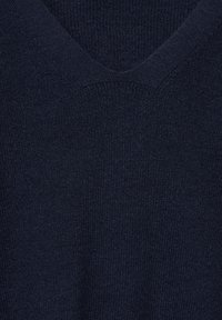 Pull en maille bleu marine avec un col en V et une finition texturée. Le tissu semble doux et légèrement extensible.