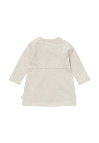 Langærmet cremefarvet babydress med en søm over taljen, blød stof og et lille sideklistermærke på en hvid baggrund.
