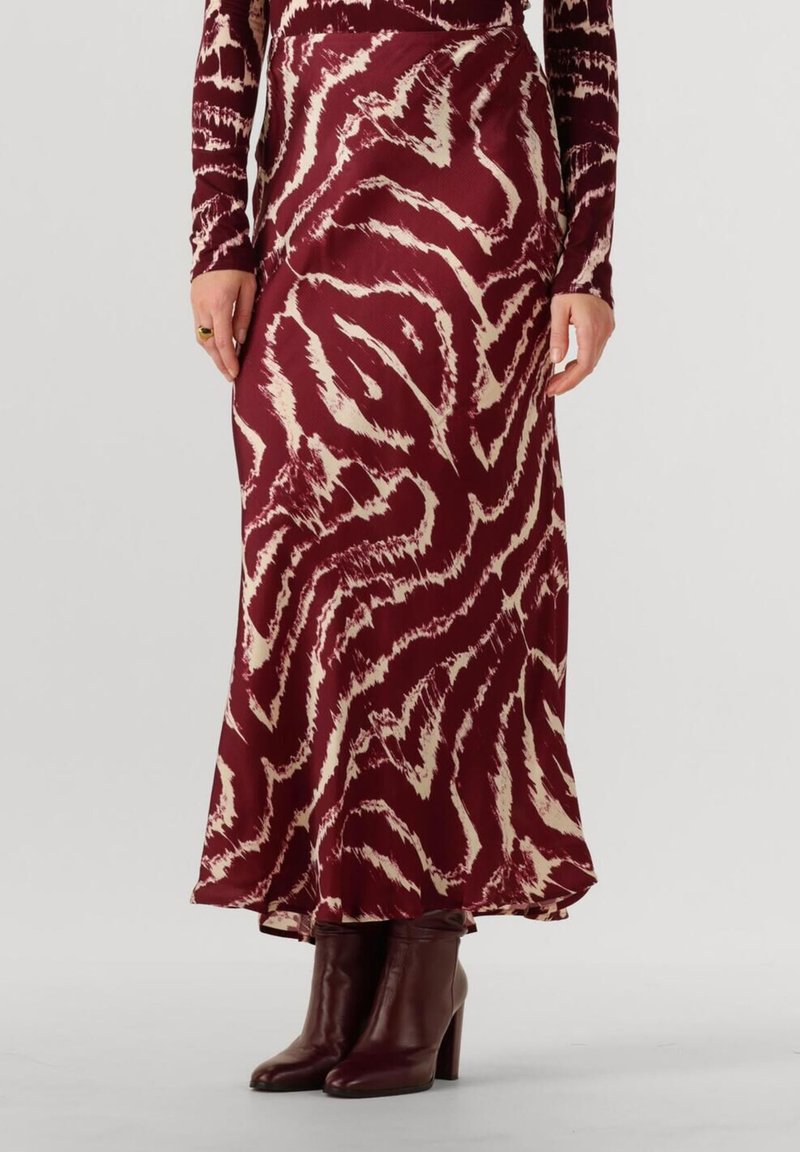 Burgunderrote Maxiröhre mit cremefarbenen Tigerstreifen, fließender Stoff, tailliertem Bund, kombiniert mit dunkelbraunen Knöchelbooten mit einer breiten Absatzhöhe.