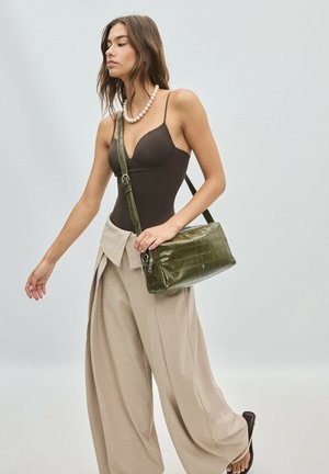 Stradivarius, CROCODILE-EFFECT RECTANGULAR CROSSBODY BAG - Sac bandoulière - khaki