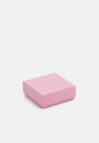 Roze kartonnen doos met een gestructureerd oppervlak, vierkante vorm en een subtiel gegraveerd logo op de bovenkant.