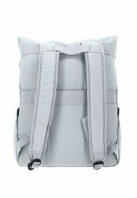 Sac à dos gris avec bretelles rembourrées, forme rectangulaire et tissu texturé. Comprend des poches latérales et une poignée de transport supérieure.