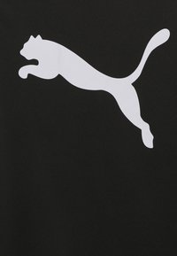 Zwarte t-shirt met een groot wit springend poema-logo. De stof lijkt glad met een klassiek rondhalsontwerp.