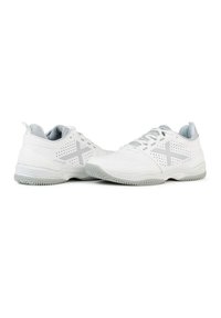 Zapatillas deportivas blancas con un upper texturizado, detalles en gris claro, un diseño perforado en el costado y una suela de goma con patrón para tracción.
