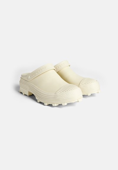 Dikke gele rubberen clogs met een gestructureerde zool, versterkte neus en een zachte band met reliëfbranding op de bovenkant.