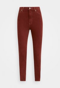 Jeans skinny de tiro alto color óxido, con cierre de botón y cremallera en la parte delantera, pasadores para cinturón y bolsillos delanteros sobre un fondo blanco.