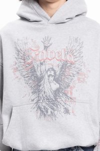 Szara bluza z kapturem z graficznym nadrukiem przedstawiającym anioła z skrzydłami. Projekt zawiera czerwone akcenty i słowo "Favela."