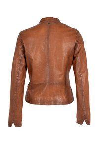 Bruine leren jas met een gladde textuur, aansluitend ontwerp, hoge kraag en naaddetails. Lange mouwen met schuine manchetten. Achteraanzicht.