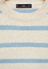 Maglione chiaro in crema con righe orizzontali azzurro chiaro, scollatura a costine e texture morbida. L'etichetta mostra il marchio 'MNG' e la taglia 'S'.
