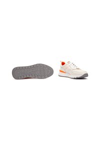 Zapatillas blancas con acentos naranjas y suela de goma gris texturizada. Presentan una parte superior de cuero y malla, diseño de cordones y talón acolchado.
