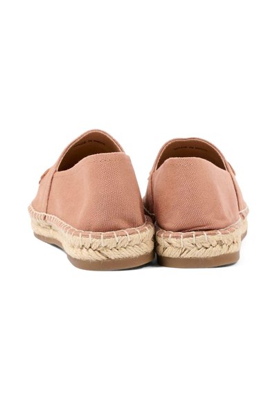 Para różowych espadryli na płótnie z plecionymi podeszwami środkowymi z juty i gumowymi spodami, widziana od tyłu na białym tle.