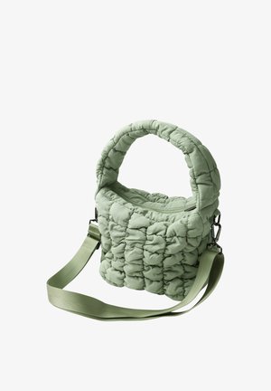Hellgrüne, gesteppte Handtasche mit geraffter Textur, kurzem, abgerundetem Griff und abnehmbarem, breitem Schulterriemen mit Metallverschlüssen.