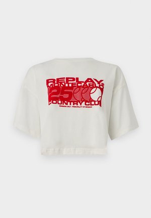 Balta sutrumpinta t-shirt, pagaminta iš medvilnės, su dideliu raudonu grafinu ant nugaros, kuriame yra tekstas ir teniso raketės logotipas.