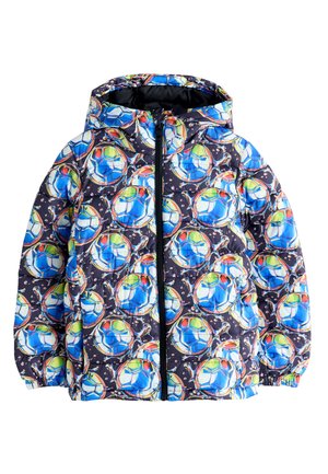 Gewatteerde kinderjas met capuchon met blauw, groen en oranje voetbalpatroon op een donkere achtergrond, ritssluiting aan de voorkant en elastische manchetten.