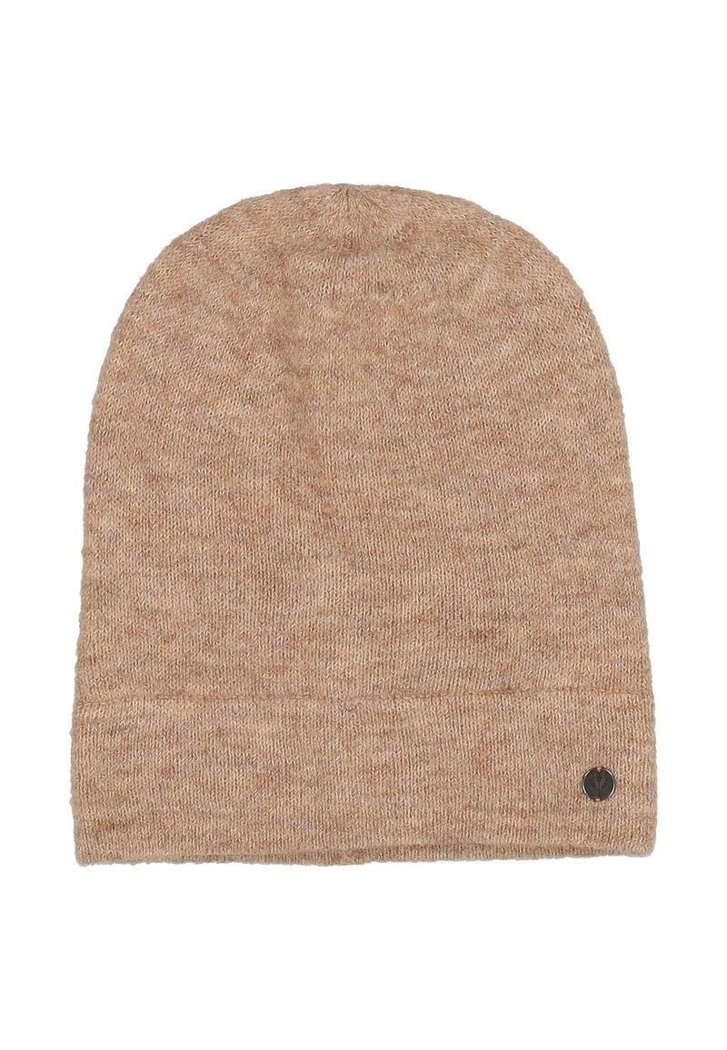 Brązowa, dziana czapka beanie z podwiniętym rantem, miękka w dotyku, z małym metalowym logotypem po boku.