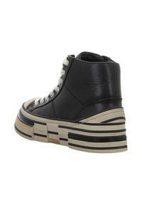 Schwarzer High-Top-Sneaker aus Leder mit dicker cremefarbener und schwarzer gestreifter Sohle, kontrastierenden weißen Schnürsenkeln und dezenten strukturierten Details am Obermaterial.