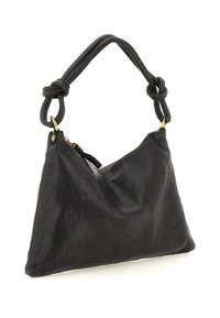 Borsa a tracolla in pelle nera con manico annodato e attacchi ad anello dorato, superficie morbida al tatto, isolata su sfondo bianco.