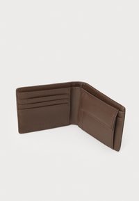 Braune Lederbörse mit mehreren Kartenfächern, einem Geldscheinfach und genähten Details. Das gefaltete Design zeigt die Innenorganisation.