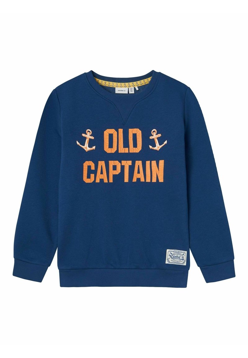 Sudadera azul marino con el texto naranja "OLD CAPTAIN" y gráficos de ancla. Presenta puños y dobladillo acanalados, y una etiqueta en la parte inferior izquierda.