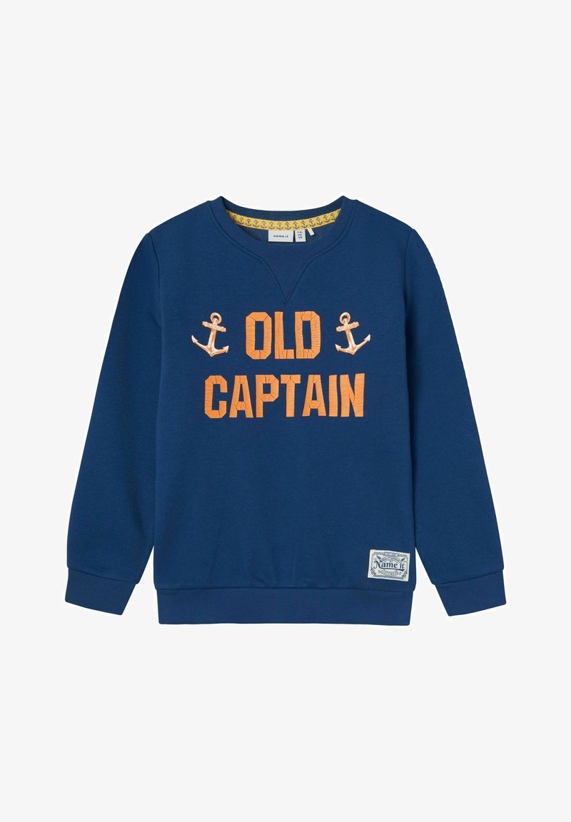 Sudadera azul marino con el texto naranja "OLD CAPTAIN" y gráficos de ancla. Presenta puños y dobladillo acanalados, y una etiqueta en la parte inferior izquierda.