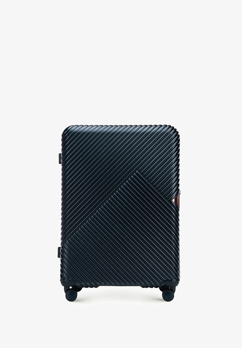 Zwarte harde koffer met diagonale ribbels, voorzien van een hoekzak en dubbele wielen voor mobiliteit. Compact rechthoekig ontwerp.