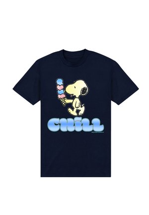 T-shirt bleu marine avec Snoopy tenant un cornet de glace à trois boules au-dessus du mot « CHILL » en grandes lettres bleues.