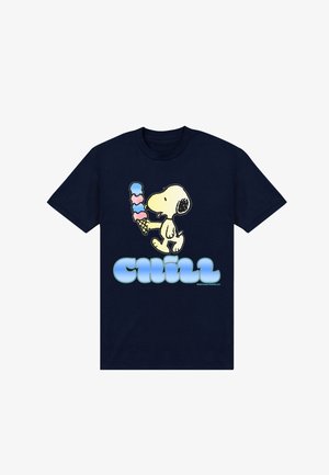 Marineblaues T-Shirt mit Snoopy, der über dem Wort „CHILL“ in großen blauen Buchstaben eine Eistüte mit drei Kugeln hält.