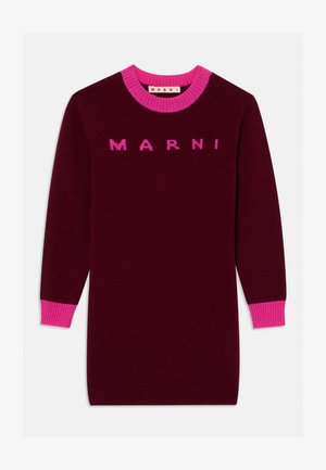 Abito maglione bordeaux a maniche lunghe con collo e polsini a coste rosa acceso, con la scritta "MARNI" in rosa sul petto.