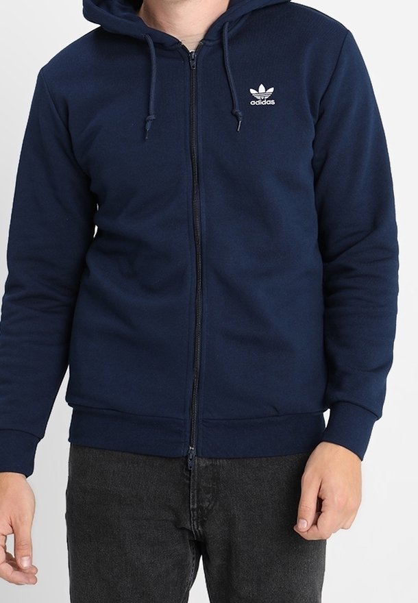 Mörkblå zip-up hoodie i fleece med dragkedja fram och huva med snörning; har en liten vit Adidas-logotyp på bröstet.